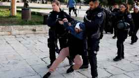 La Policía israelí detiene a una mujer palestina en el recinto de Al-Aqsa.