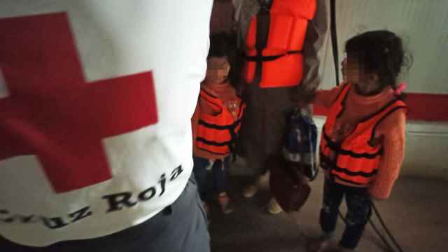 Personal de Cruz Roja atendiendo a uno de los migrantes interceptados en la costa de Alicante.
