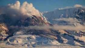 El volcán Shivéluch, en Rusia, entra en erupción.