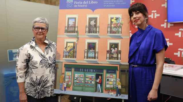 Eva Orúe, directora de la Feria del Libro de Madrid, y María Simavilla, la autora, posan junto al cartel. Foto: FLM