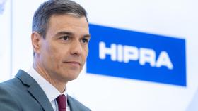 El presidente del Gobierno, Pedro Sánchez, durante su visita a la sede de Hipra.