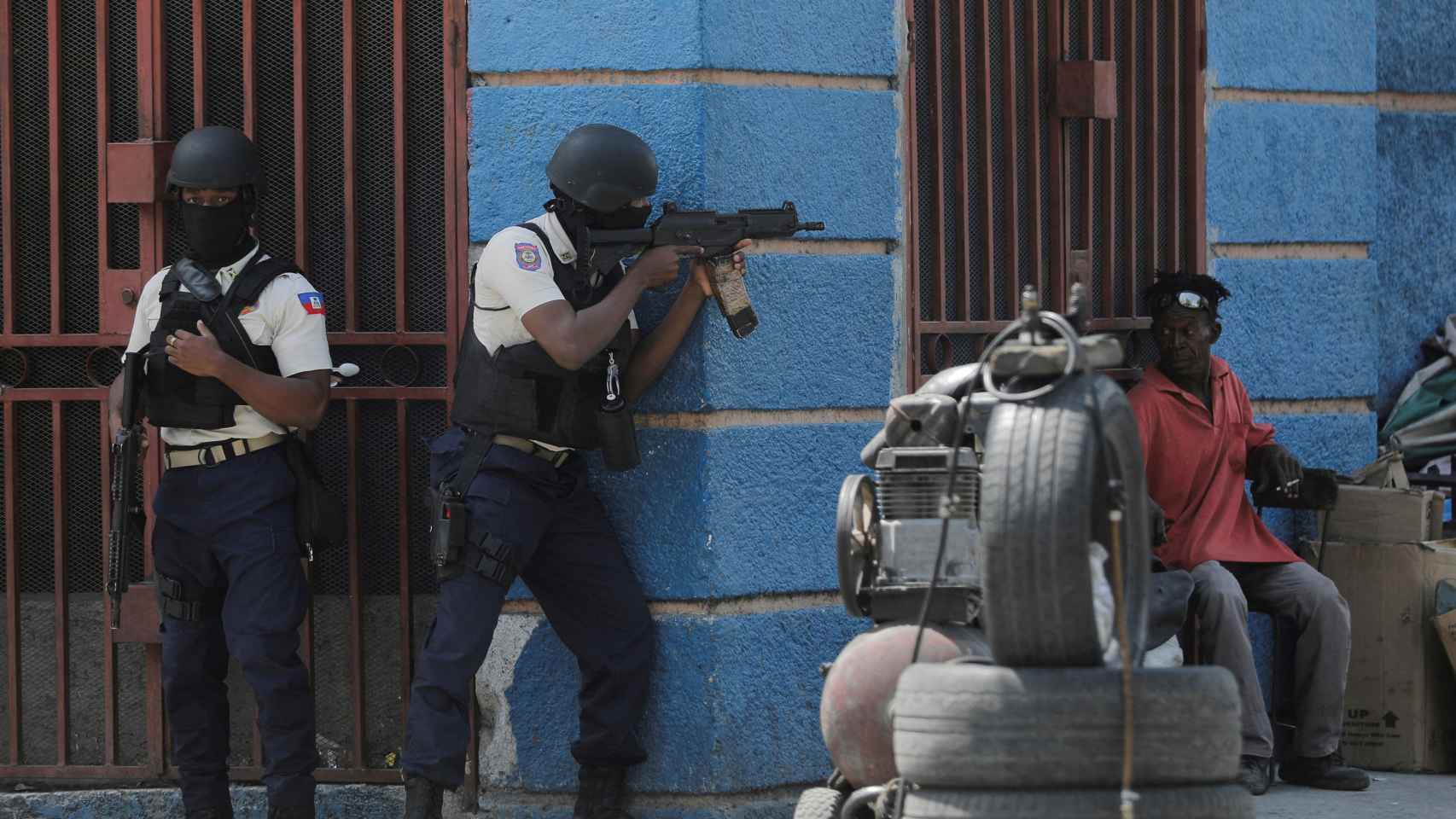 Los agentes de policía toman posición mientras participan en una operación contra las pandillas en medio de la violencia de las pandillas en Puerto Príncipe, Haití.