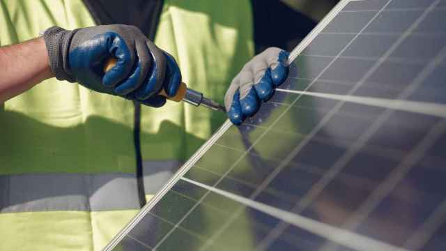 Un trabajador instalando placas solares, en imagen de archivo.