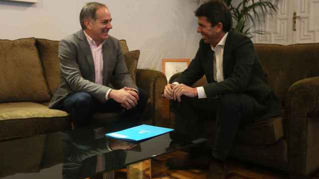 El alcalde de Sant Joan, Santiago Román, con el presidente de la Diputación de Alicante, Carlos mazón.