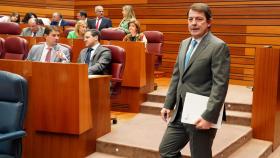 Mañueco antes de una intervención en el pleno de las Cortes