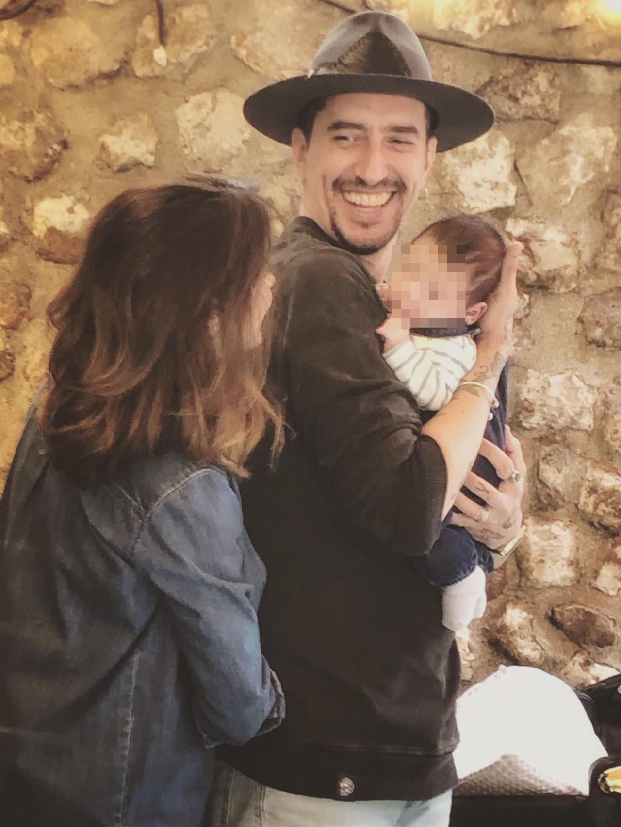 Jorge Marron y Arancha Morales junto a su hijo, Gael.