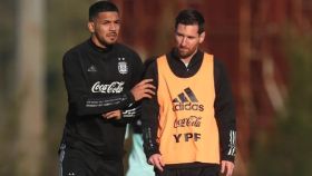 Facundo Medina y Leo Messi, en un entrenamiento de la selección argentina