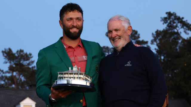Jon Rahm junto a su padre Edorta recogiendo el trofeo del Masters de Augusta