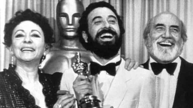 Encarna Paso, José Luis Garci y Antonio Ferrandis con el Oscar por 'Volver a empezar'. Foto: RTVE.es