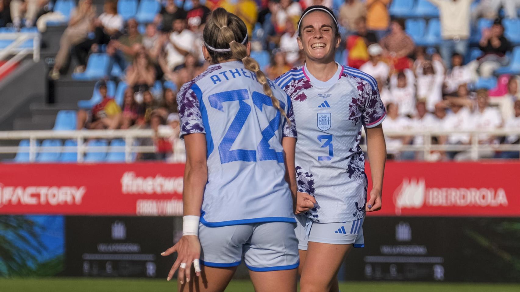 Tere Abelleira y Athenea del Castillo, celebrando un gol ante China