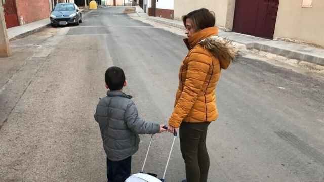 Mari Carmen llevando al colegio a su hijo.