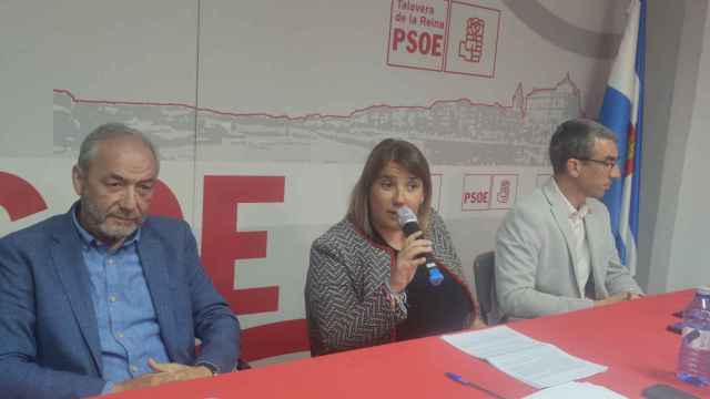 Tita García Élez, en el centro, durante su intervención en la asamblea del PSOE de Talavera.