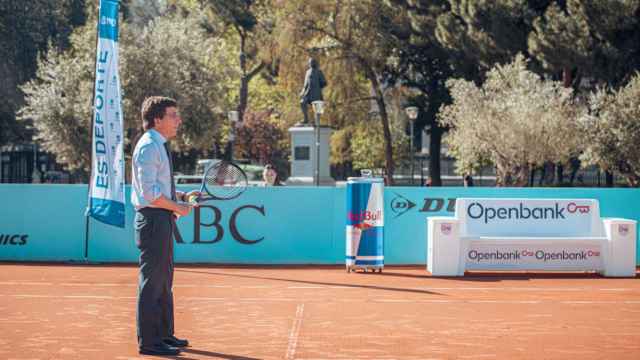 El alcalde de Madrid, José Luis Martínez-Almeida, juega durante su visita a la pista de tenis de tierra batida que Mutua Madrid Open ha instalado en la plaza de Colón.