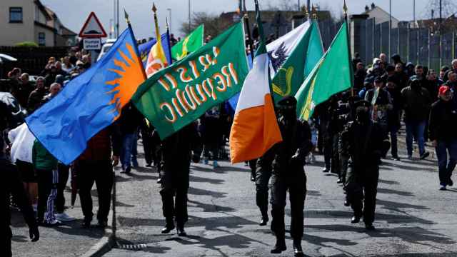 Republicanos disidentes participan en una manifestación contra el Acuerdo del Viernes Santo, en el 25º aniversario del pacto de paz, en Londonderry  (Irlanda del Norte), el 10 de abril del 2023.