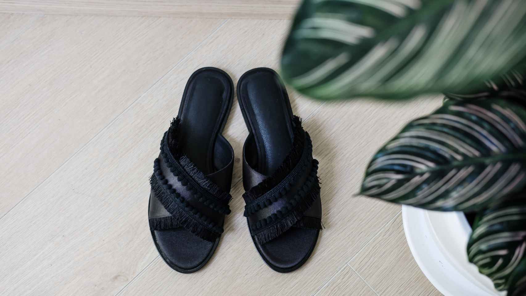 Fichamos las 10 sandalias negras que prometen agotarse antes del verano