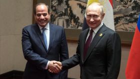El presidente ruso, Vladímir Putin (d), saluda su homólogo egipcio, Abdelfatah al Sisi, en una fotografía de archivo.