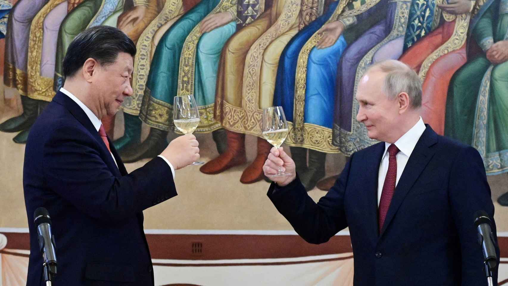 El presidente ruso Vladimir Putin y el presidente chino Xi Jinping asisten a una recepción en Moscú.