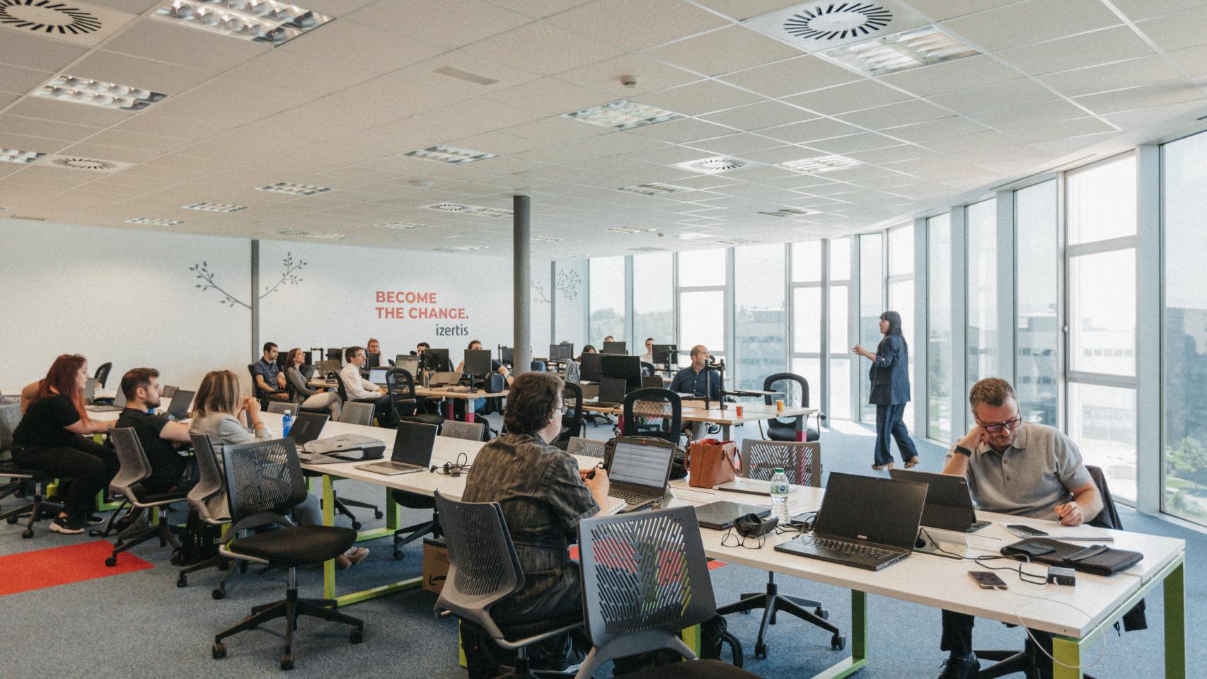 Trabajadores en las oficinas de Izertis.