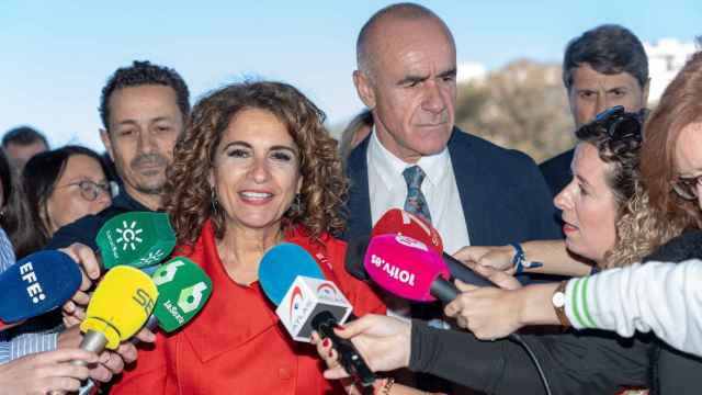 La ministra de Hacienda, María Jesús Montero, atiende a los medios en Sevilla, este miércoles.
