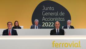 Ignacio Madridejos, consejero delegado de Ferrovial, y Rafael del Pino, presidente, en la Junta de Accionistas del grupo del año 2022.
