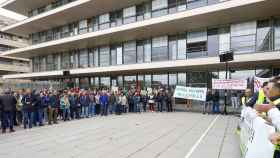 Concentración de ganaderos ante la Delegación de la Junta en Salamanca el pasado 12 de abril