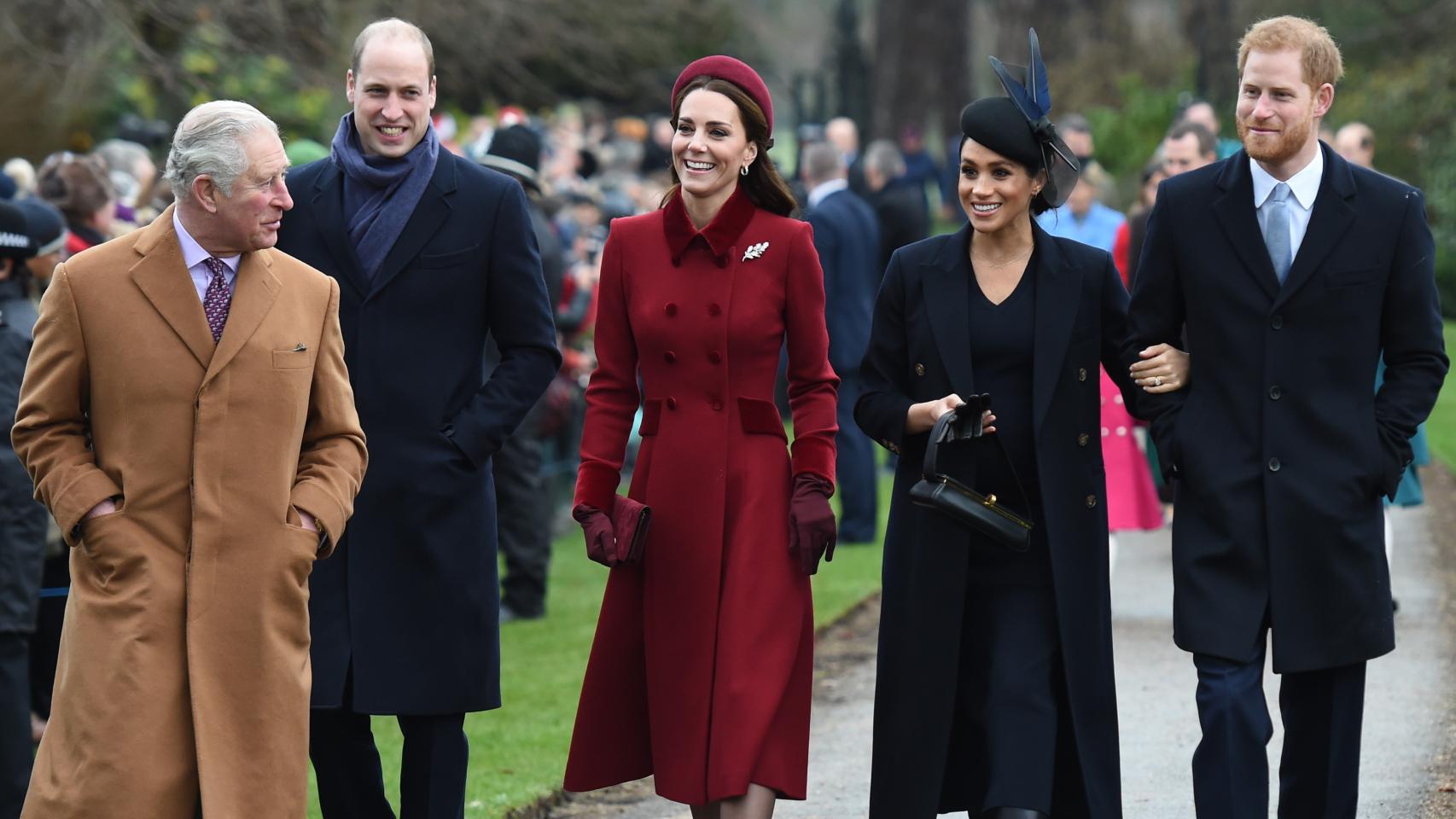 El príncipe Harry junto a su mujer, su padre y hermano, en una imagen de 2018.