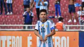 Claudio Echeverri celebra un gol con Argentina en el Sudamericano sub17
