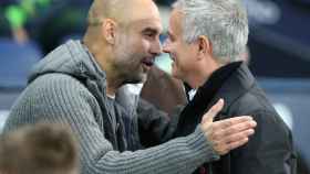 Mourinho y Guardiola se saludan.