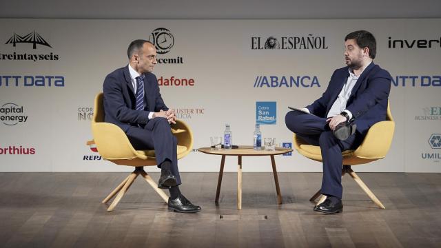 Francisco Barea Paz, presidente de la Autoridad Portuaria de Ferrol-San Cibrao, durante su conversación con Arturo Criado, subdirector de EL ESPAÑOL-Invertia; en la primera jornada del II Foro Económico Español en Galicia 'La Galicia que viene'.