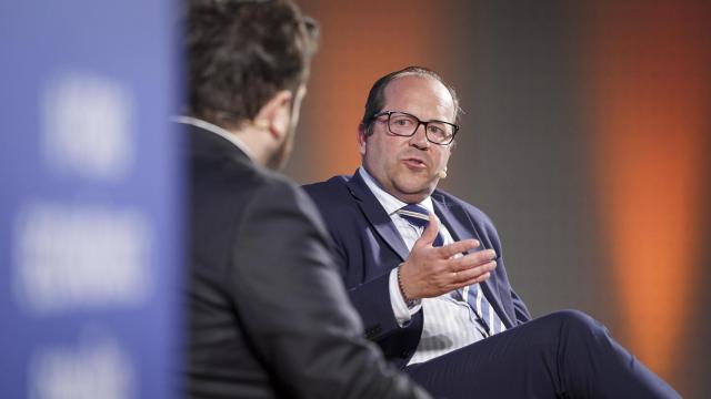 Javier Domínguez Lino, presidente ejecutivo de Sogama, durante su conversación con Pablo Grandío, fundador y director de Quincemil y Treintayseis; en la primera jornada del II Foro Económico Español en Galicia 'La Galicia que viene'.