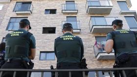 La Guardia Civil vigila un edificio okupado en Majadahonda (Madrid).