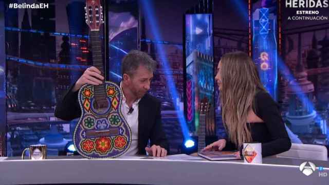 Belinda regaló una guitarra a Pablo Motos en su primera visita a ‘El Hormiguero’
