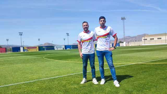 Los entrenadores de la escuela de fútbol adaptado del Atlético de Madrid en Crevillent, Fran Cremades y Christopher López.