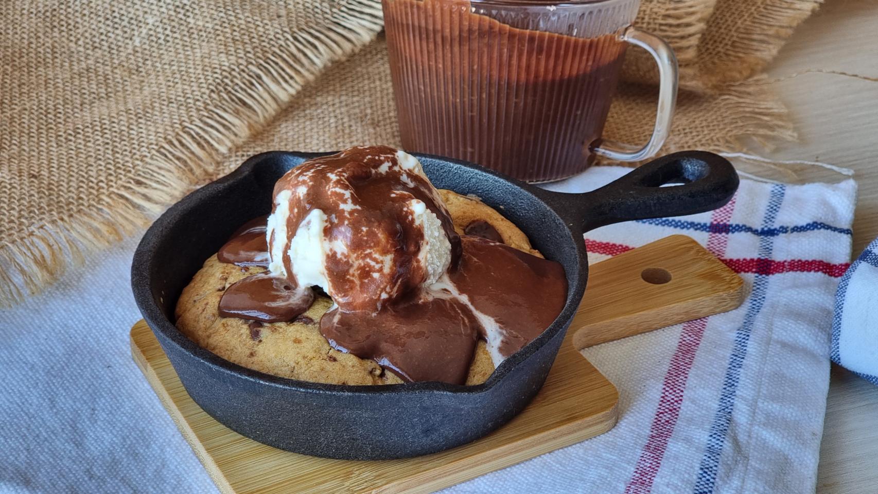 Galleta de chocolate y helado de vainilla con salsa de chocolate, así se  hace la mítica Skillet Cookie del Tony Roma's
