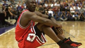 Michael Jordan, en un partido de los Chicago Bulls con el modelo de zapatillas Air Jordan 13 'Bred'