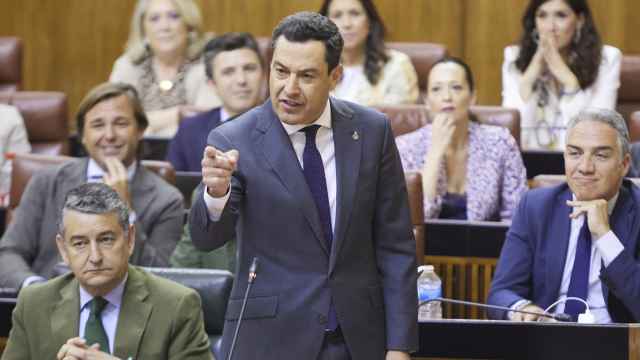 El presidente de la Junta, Juanma Moreno, este jueves, durante la sesión plenaria del Parlamento andaluz.