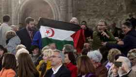 Un hombre saca una bandera del Sahara en un acto de campaña en el que participa el presidente del Gobierno, Pedro Sánchez, en Burgos.