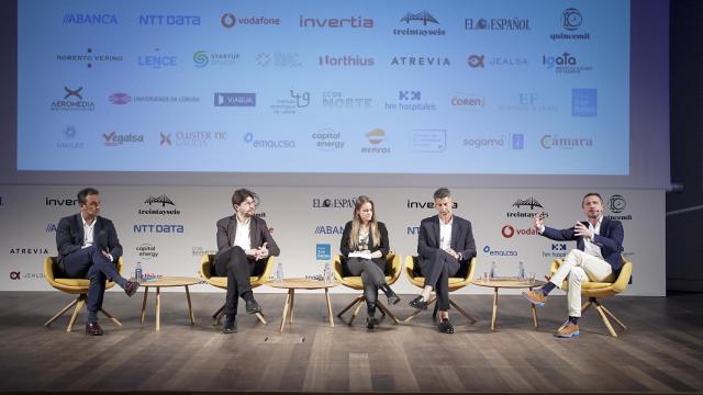 Imagen de la mesa redonda 'Movilidad, construcciones e infraestructuras sostenibles', en la segunda jornada del II Foro Económico Español en Galicia 'La Galicia que viene'.