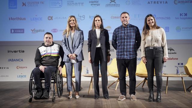 Laura Fernández Soto, presidenta de la Fundación Adcai; Ángel López, presidente de Enki; Xabi Casal, responsable de Actividad Física Saludable de la Fundación; María José Jove y la medallista olímpica de vela Sofía Toro, a su vez gerente del Clúster Galego da Industria do Deporte e o Benestar