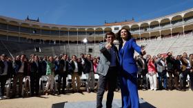 Isabel Díaz Ayuso y José Luis Martínez Almeida con todos los candidatos municipales de Madrid.