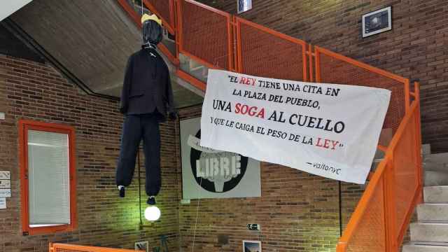 Pancarta y muñeco colgado en la Facultad de Ciencias Políticas de la UCM.