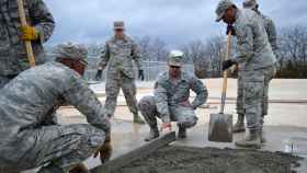 Soldados del ejército estadounidense reparando una carretera