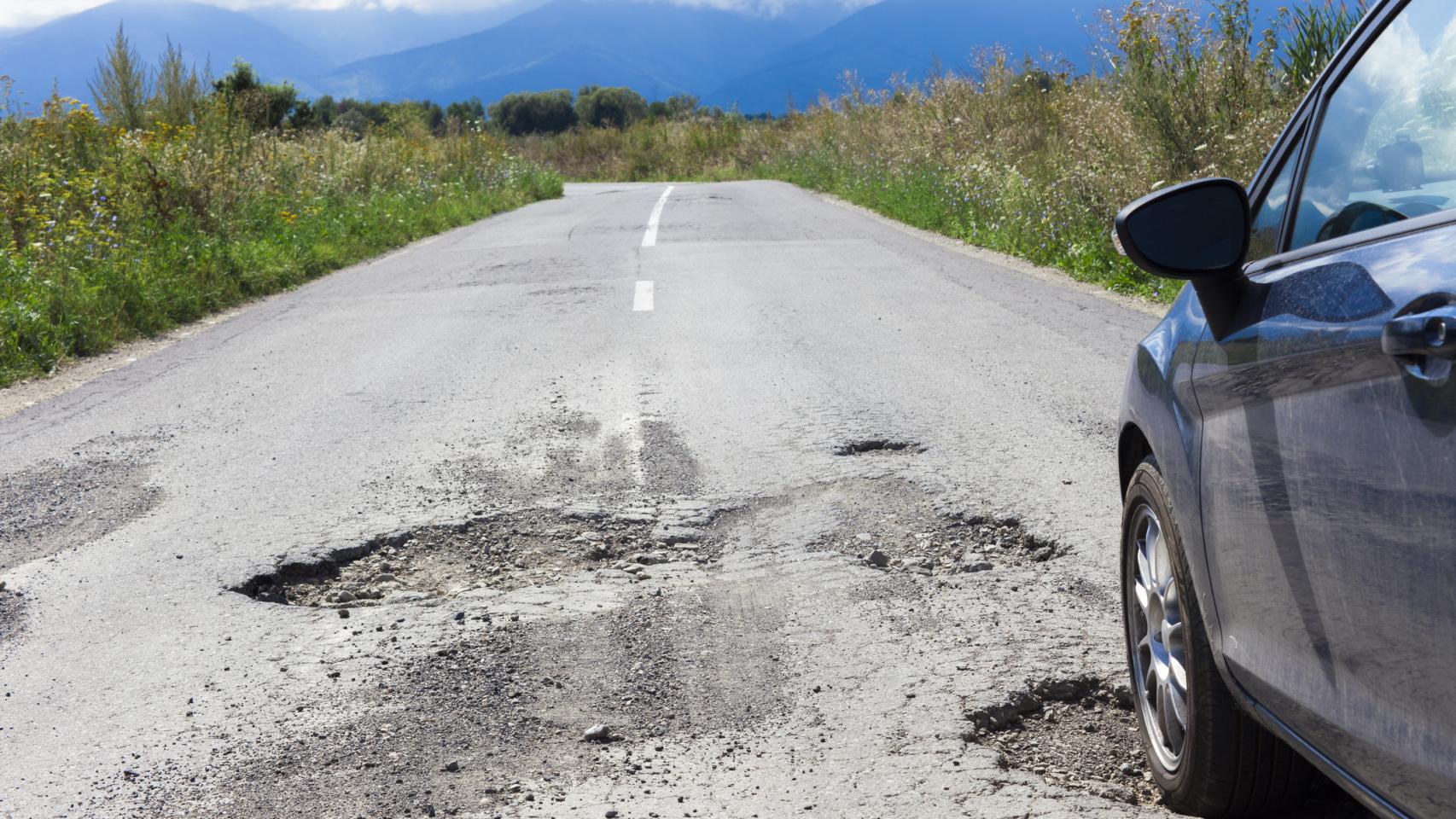 Baches en una carretera