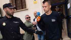 Roger, este martes, a la salida de los calabozos de la Jefatura de Policía en Murcia.