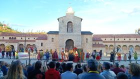 El elenco completo de Puy du Fou España recibe a los visitantes durante la inauguración del espectáculo 'El Misterio de Sorbaces'.