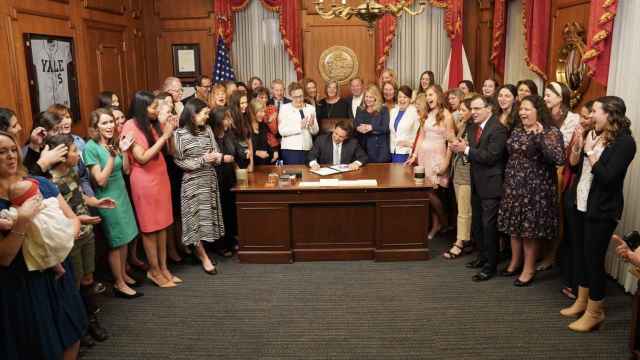 El gobernador de Florida, Ron DeSantis, firma la prohibición del aborto a partir de la sexta semana.