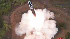 Una vista de un lanzamiento de prueba de un nuevo misil balístico intercontinental de combustible sólido (ICBM) Hwasong-18.