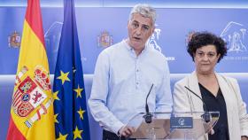 Oskar Matute (EH Bildu) y Pilar Vallugera (ERC) este viernes en rueda de prensa.