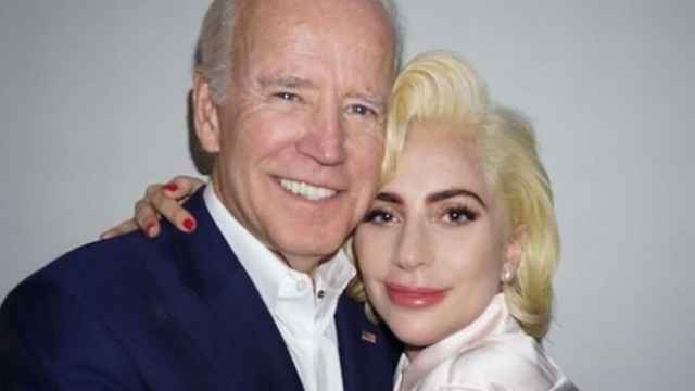 Lady Gaga junto a Joe Biden en una imagen perteneciente a la red social Lady Gaga Alerts.