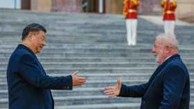 Luiz Inácio Lula da Silva y Xi Jinping se encuentran en el Gran Salón del Pueblo de Pekín, este viernes.